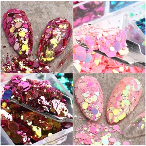 Macro-opname van zeshoekige iriserende nagelsequins met metallic aurora-afwerking in een doos