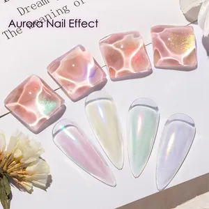 Aurora-Nagelpulver mit irisierendem Muscheleffekt auf rosa eckigen und langen Nagelspitzen