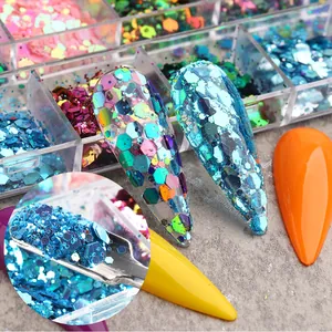 Macro-opname van gemengde zeshoekige grove glitters in een meerkleurige nail art opbergdoos