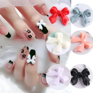 Dettaglio di fiocchi 3D in resina opaca per nail art fai-da-te in vari colori pastello