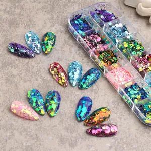 Detail van 12-vaks holografische nagelglitters aangebracht op puntige kunstnagels