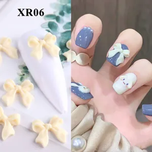 Dettaglio di ciondoli per unghie a forma di fiocco in resina 3D per decorazioni manicure