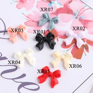 Vista dall'alto di fiocchi 3D opachi per nail art in vari colori con finitura ruvida