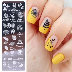 Dettaglio macro della piastra per unghie STZ-N10 con motivi floreali e nail art giallo opaco