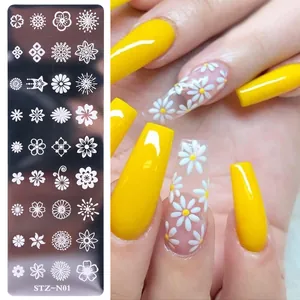 Dettaglio della piastra per stamping unghie STZ-N01 con motivi floreali e unghie gialle