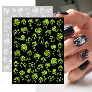 Autocollants nail art lumineux avec visages minimalistes et motifs floraux sur fond noir