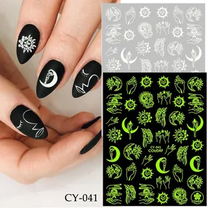 Vue détaillée des autocollants à ongles lumineux avec motifs lune et soleil pour manucure