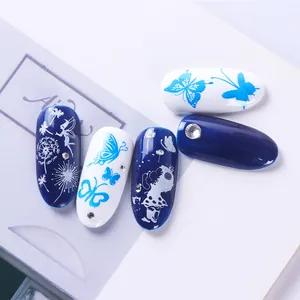 Dettaglio di piastre per nail art blu con motivi di farfalle, soffioni e piccoli strass