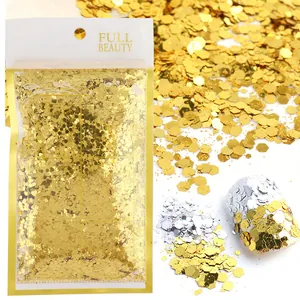 Dettaglio di glitter esagonali dorati sfusi e confezionati per la decorazione unghie