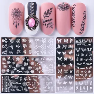 Dettaglio di 5 piastre per stamping unghie in acciaio inox con motivi floreali e farfalle