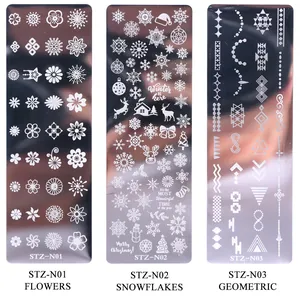 Dettaglio di tre piastre per nail art in acciaio con motivi floreali e fiocchi di neve