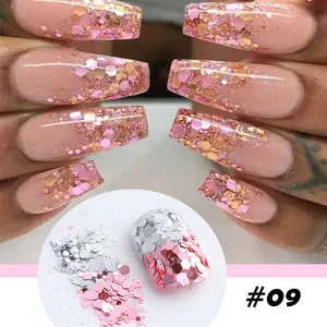 Dettaglio macro di glitter esagonali rosa e argento cangianti su unghie a bara lunghe