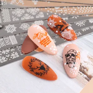 Detailansicht der Weihnachts-Nagelkunstplatten mit Rentier- und Schneeflocken-Stempelmustern