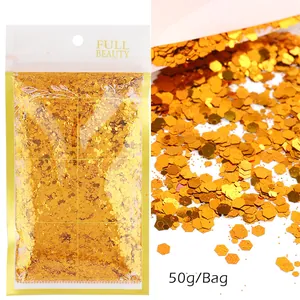 Dettaglio macro di 50g di glitter dorati esagonali per nail art e manicure
