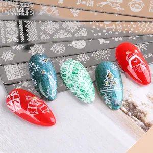 Makro-Detail von Weihnachts-Nagel-Stempelplatten mit Schneeflocken und Festtagsmustern