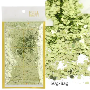 Dettaglio macro di paillettes esagonali verde oro chiaro a sirena in busta da 50g