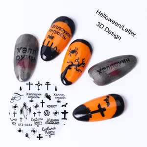 Adesivi 3D per unghie di Halloween con ragni e teschi su sfondo bianco