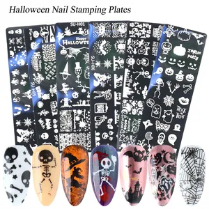 Dettaglio macro di piastre per nail art Halloween con motivi di teschio, zucca e pipistrello