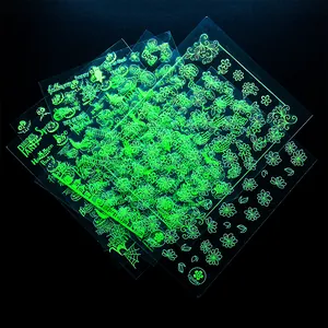 Adesivi per unghie luminosi di Halloween con teschi, zucche e motivi floreali fluo