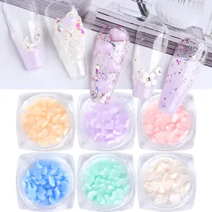 Dettaglio di ciondoli per unghie a forma di cuore in sei colori macaron per nail art 3D