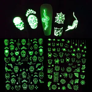 Adesivi per unghie 3D Halloween luminosi con teschi e ragnatele in verde fosforescente