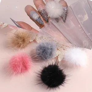 Vista macro di pompon soffici rimovibili in vari colori per la decorazione nail art