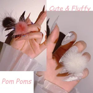 Dettaglio di pom pon magnetici rosa e bianchi su unghie artistiche a stiletto
