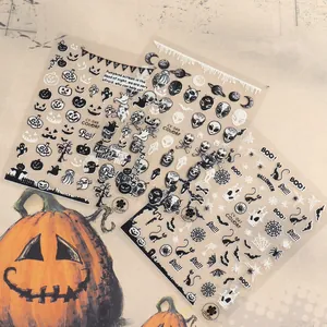 Vista dettagliata di adesivi per unghie Halloween con ragni, zucche e fantasmi