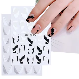 Détail de stickers à ongles 3D French en V avec paillettes blanches et argentées