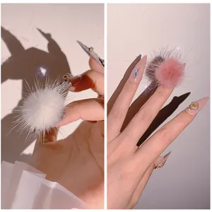 Ciondolo magnetico soffice pom-pom per nail art con strass di lusso su manicure chic