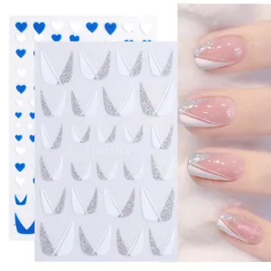 Vue détaillée des autocollants 3D pour ongles avec cœurs bleus et paillettes argentées STZ-CS068