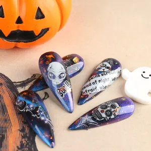 Dettaglio unghie Halloween stiletto con ragnatele, teschi e finitura glitterata lucida