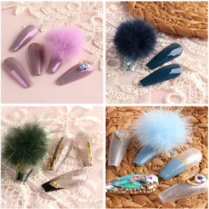 Set nail art con pompon magnetici rimovibili, strass e perle su unghie finte lunghe