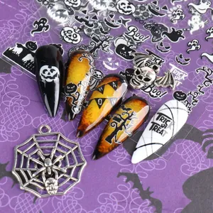 Dettaglio di nail art per Halloween con ragnatele 3D e teschi decorativi metallici