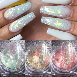 Dettaglio macro di polvere per unghie opale aurora ed effetto glitter su unghie lunghe