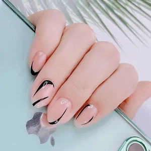 Détail de stickers ongles 3D avec lignes noires en V sur base couleur nude