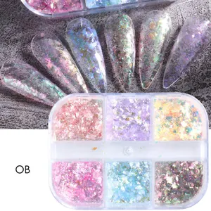 Makroaufnahme von Aurora Opal Nagelglitzer-Flocken in einem 6-Gitter-Behälter