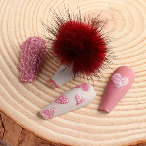 Dettagli di pompon magnetici per unghie con motivi a cuore e texture glitterate