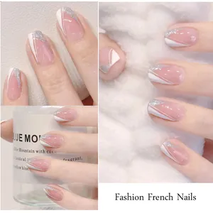 Détail de stickers à ongles français avec paillettes argentées et lignes blanches sur rose