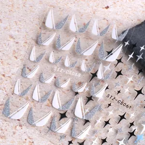 Détail de stickers 3D pour ongles avec vagues argentées pailletées et motifs d'étoiles