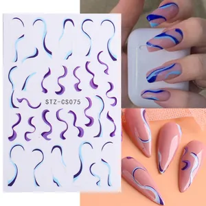 Pegatinas para uñas con líneas onduladas azules y violetas en detalle macro