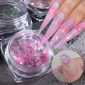 Dettaglio macro di glitter per unghie opale aurora con effetto manicure iridescente