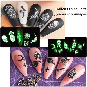 Adesivi per unghie di Halloween luminosi con motivi di ragnatele zucche e teschi