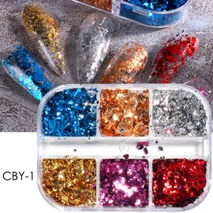Detailansicht von 6-farbigen Metallic-Nagelflocken in einem transparenten Etui