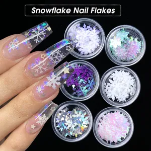 Detail van 10 mm holografische sneeuwvlok nagelvlokken op lange gemanicuurde nagels