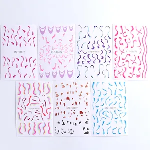 Detalle de pegatinas adhesivas para uñas con líneas onduladas y patrones minimalistas