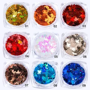 Dettaglio macro di paillettes per unghie a forma di foglia d'acero in nove colori