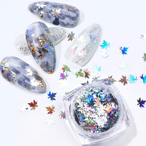 Dettaglio macro di paillettes per unghie a foglia d'acero con effetto laser iridescente