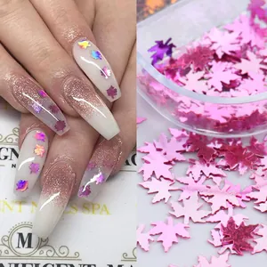 Dettaglio di paillettes per unghie a foglia d'acero rosa con effetto ologramma laser per nail