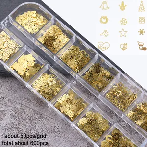 Détail de la boîte à 12 grilles avec breloques de Noël dorées pour nail art et flocons